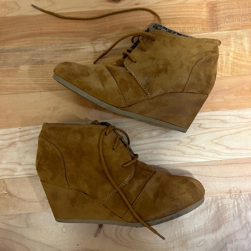 City Classified Women’s Size 7 Wedge Shoe